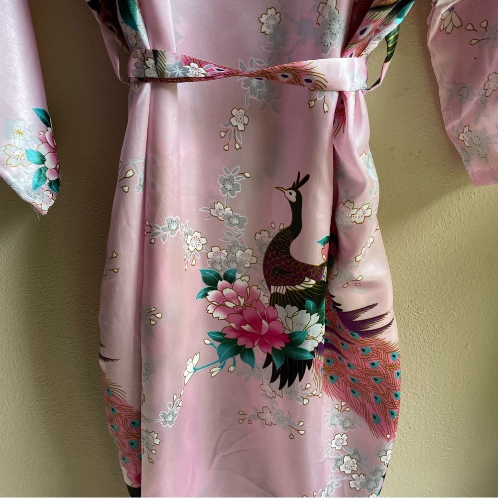 Pink Satin Floral Kimono / Robe. Peacock and Floral Motif. Size Large - Picture 5 of 15